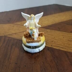 Genmore porcelain hinged trinket box 1999 3.25 tall by 2.5 w